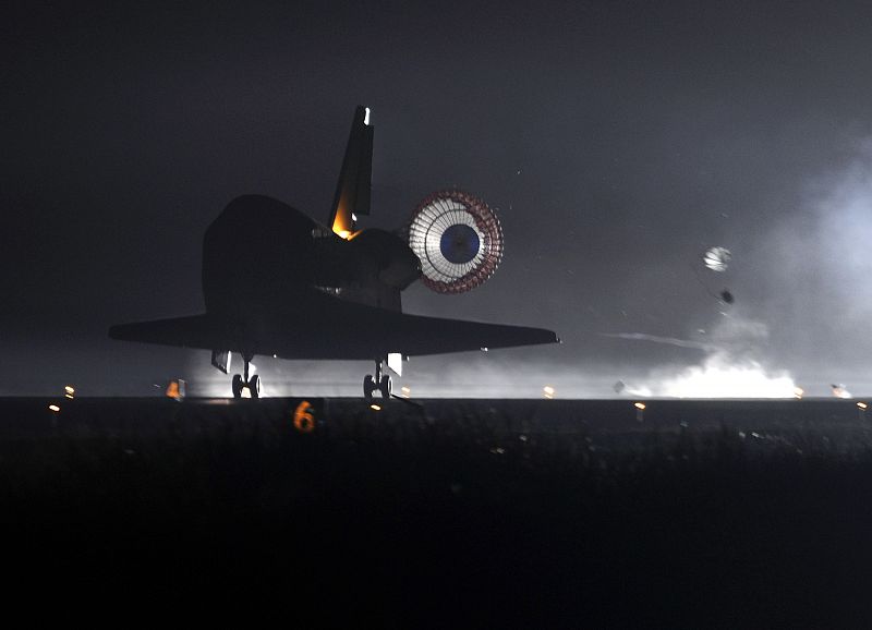 El transbordador Endeavour ha aterrizado este miércoles sin percances en el Centro Espacial Kennedy, en Florida, al término de su última misión a la Estación Espacial Internacional (ISS) antes de ser retirado de circulación