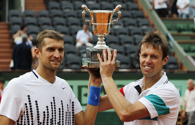 La pareja formada por el canadiense Daniel Nestor (d) y el bieloruso Max Mirnyi, posan con su trofeo de campeones al término de la final de dobles masculina disputada en el Torneo Roland Garros 2011.