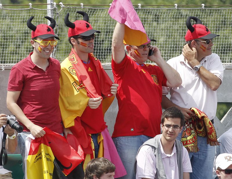 Aficionados españoles apoyan a su compatriota Rafael Nadal durante la final del torneo de Roland Garros que disputó contra el tenista suizo Roger Federer en París.