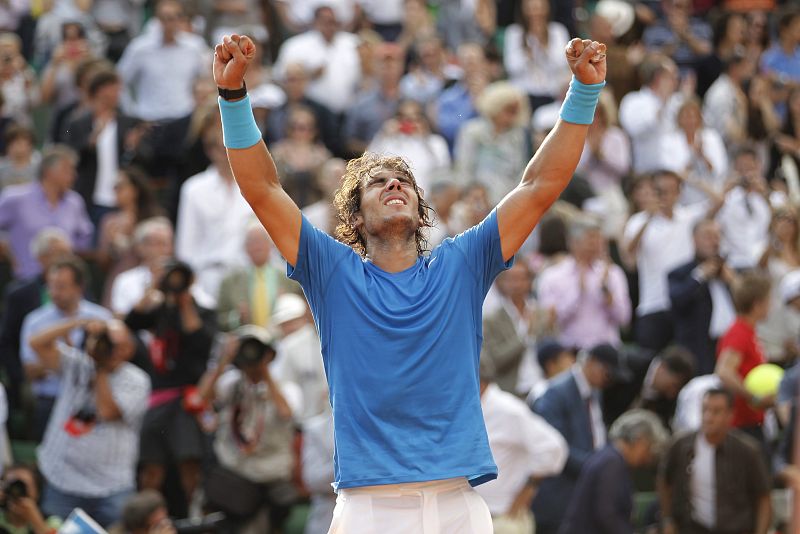 El tenista español Rafael Nadal celebra su victoria en la final del torneo de Roland Garros