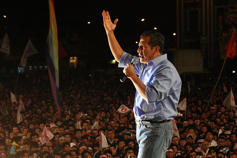 El candidato nacionalista Ollanta Humala se dirige a sus simpatizantes en la Plaza Dos de Mayo de Lima