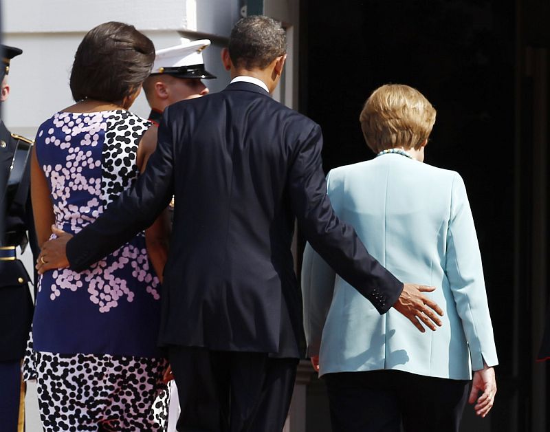 El presidente de EE.UU., Barack Obama, acompaña a su esposa Michelle y a Angela Merkel al interior de la Casa Blanca.