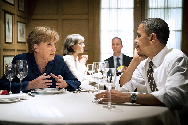 El presidente de EE.UU., Barack Obama, y la canciller alemana, Angela Merkel, en una cena privada en el restaurante 1789 en Washington.