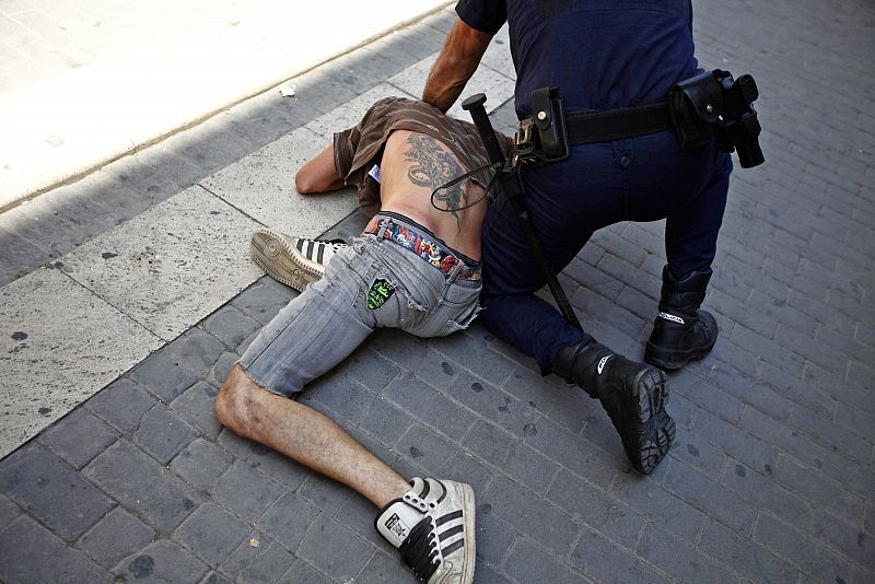 Agentes de la Policia Nacional cargaron hoy contra los "indignados" del movimiento 15M que protestaban ante Les Corts Valencianes