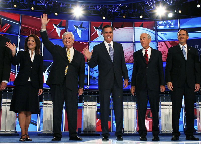 De izquierda a derecha, Michele Bachmann, Newt Gingrich, Mitt Romney y Tim Pawlenty antes del comienzo del debate