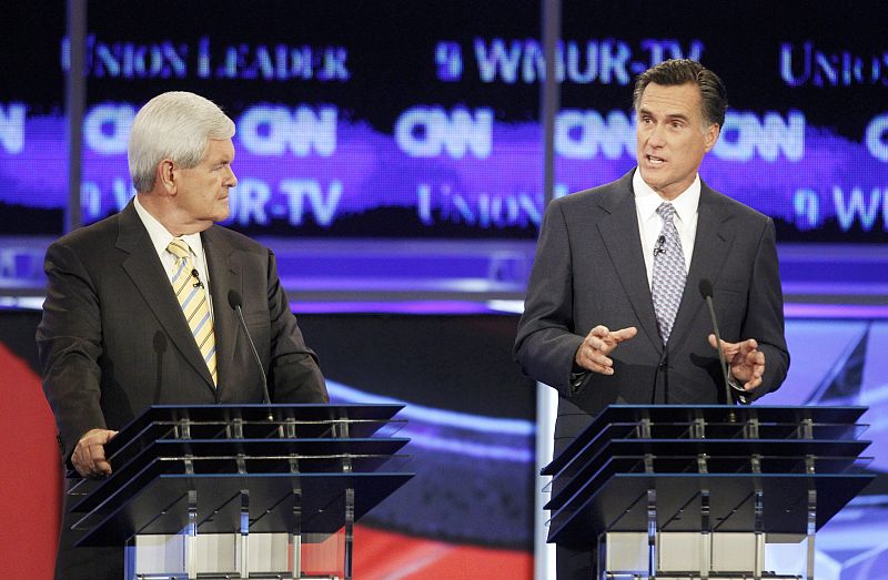 Newt Gingrich (izquierda) escucha a Mitt Romney durante el debate