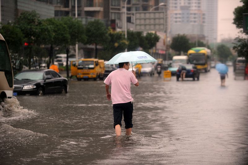 Un hombre camina por una de las zonas más afectadas, Wuhan
