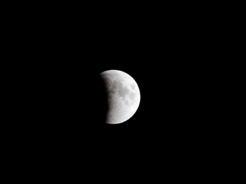 Una porción de la luna vista desde Srinagar, India.