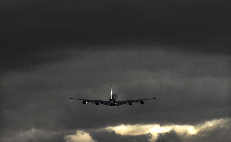 Un avión Airbus A380 de la aerolínea Qantas despega del aeropuerto internacional de Sídney