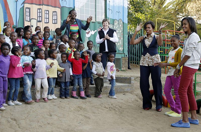 Tanto Michelle como sus hijas han bailado y han cantado con los niños del Centro Comunitario Emthonjeni.