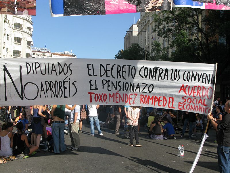Una pancarta llama a los sindicatos mayoritarios a "romper el acuerdo social y económico" en protesta por los recortes sociales
