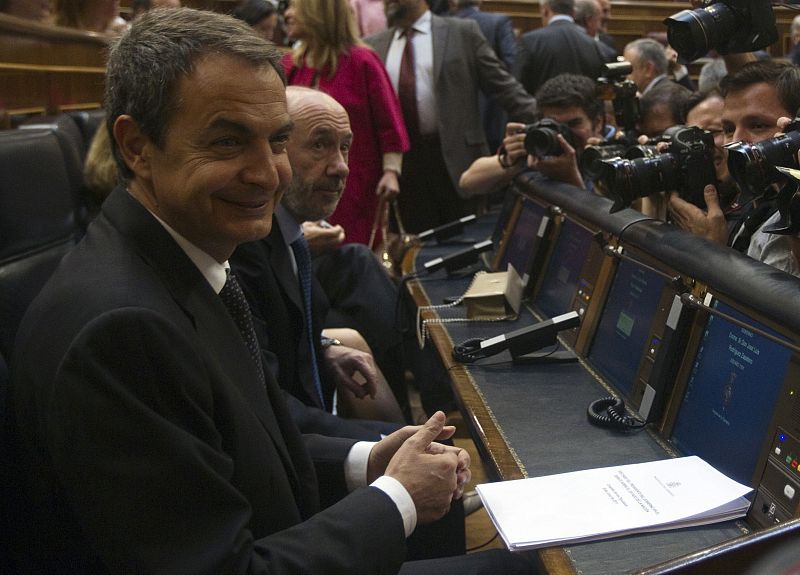 El presidente del Gobierno, Rodríguez Zapatero en su asiento del Congreso tras terminar su primera intervención en el debate sobre el estado de la nación.