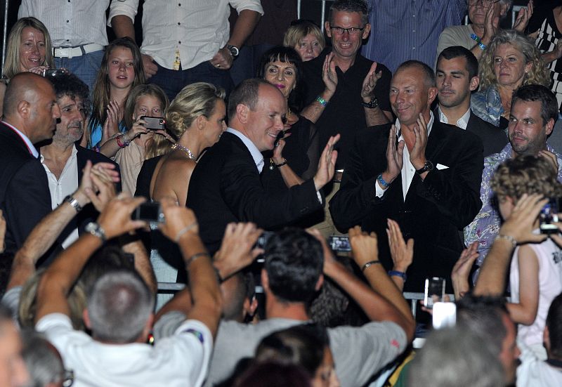 Los recién casados son ovacionados durante la presentación musical del comopositor francés Jean-Michel Jarre.