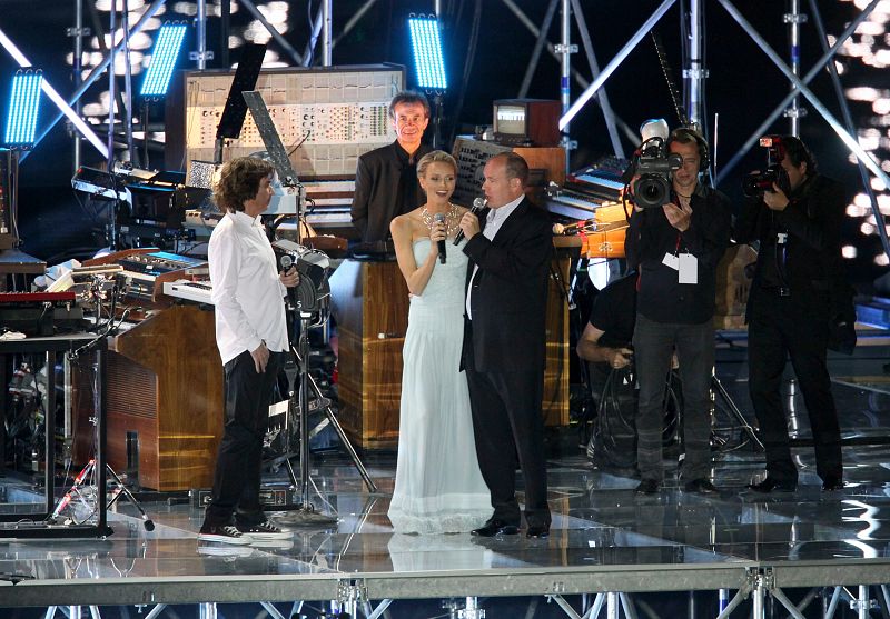 La princesa Charlene Wittstock y el Príncipe Alberto de Mónaco cantan durante una presentación musical del compositor francés Jean-Michel Jarre para celebrar su matrimonio civil.