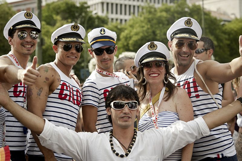 MILES DE PERSONAS Y 35 CARROZAS EN LA MARCHA DEL ORGULLO GAY