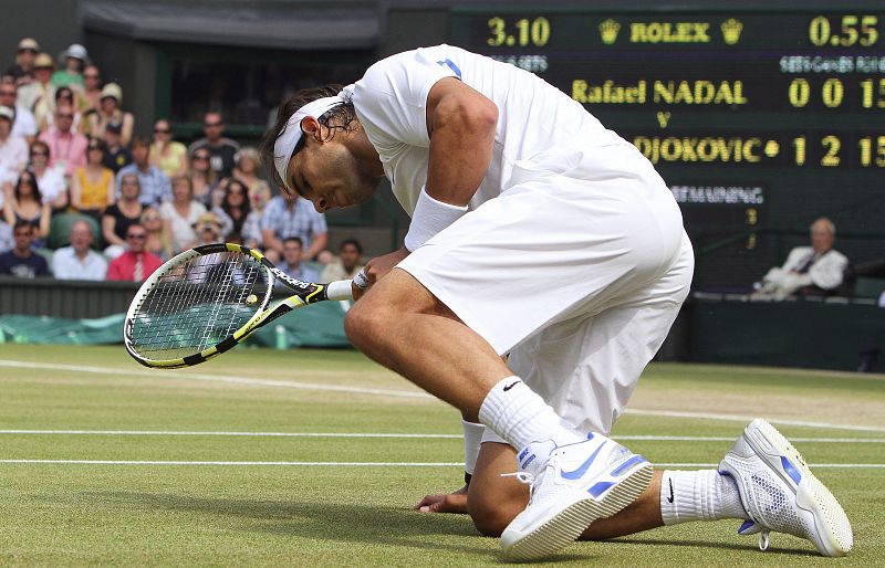 Nadal, en el suelo tras fallar un punto ante Djokovic