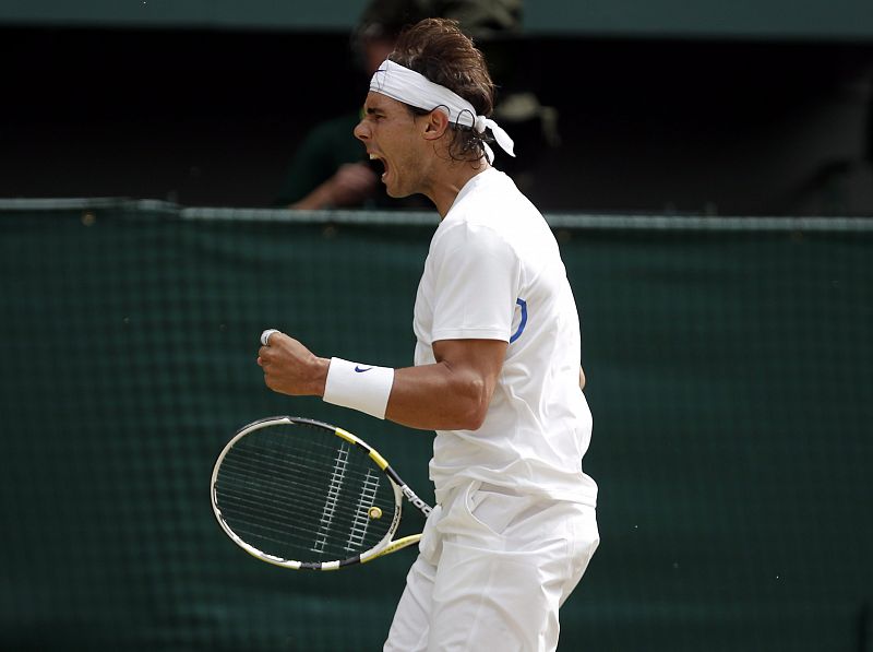 Rafael Nadal celebra un punto en el partido final contra el serbio Novak Djokovic