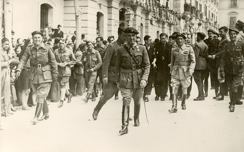Camilo Alonso Vega, en un desfile durante la Guerra Civil