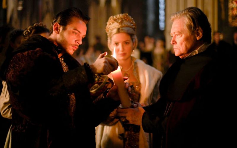 Enrique VIII y Jane Seymour dan comienzo a la liturgia  con el encendido del cirio.