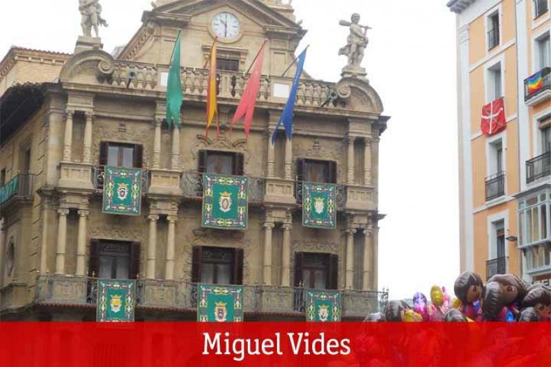 Ayuntamiento decorado con banderas de Pamplona.
