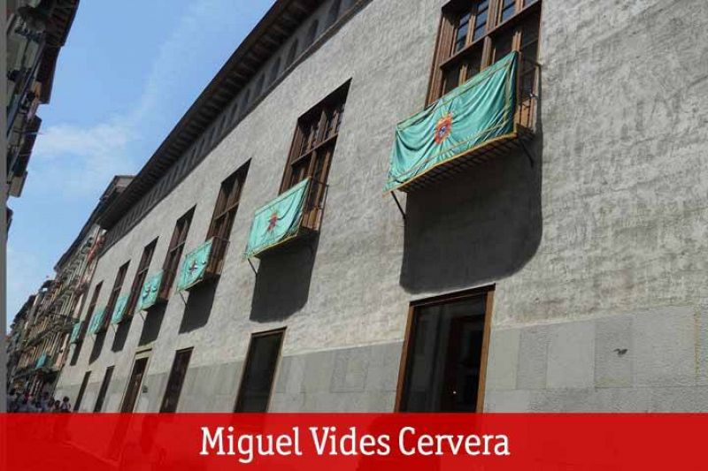 Museo condestable decorado con las banderas de Pamplona