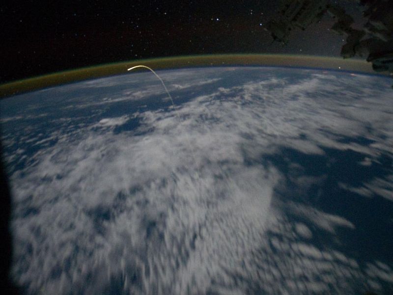 Imagen del Atlantis entrando a la atmósfera en su último viaje a la Tierra.