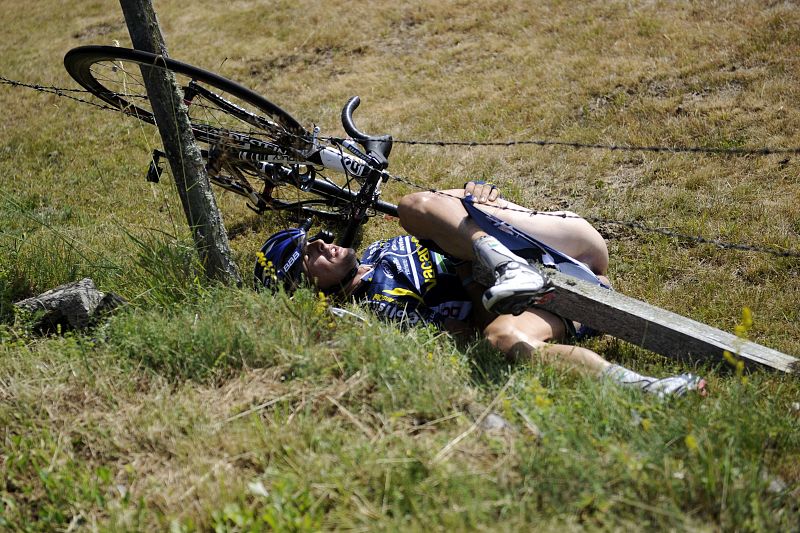 La mayor vergüenza del Tour 2011 se produjo en la novena etapa de la carrera. Un coche embistió a Flecha y este se enganchó con Hoogerland, que se fue al campo tras romper una valla.