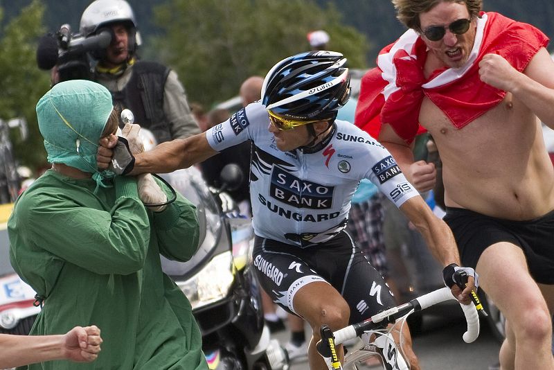 El corredor español del Saxo Bank Sungard, Alberto Contador, aparta a un espectador que le molestaba mientras disputaba la decimonovena etapa del Tour de Francia entre Modane y Alpe D'Huez.