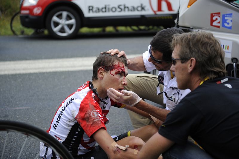 El esloveno Janez Brakjovic tuvo que retirarse después de su caída en la quinta etapa del Tour. Uno de los aspirantes se bajaba de la bicicleta a las primeras de cambio.
