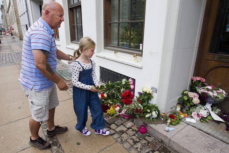 FLORES FRENTE A LA EMBAJADA NORUEGA EN DINAMARCA