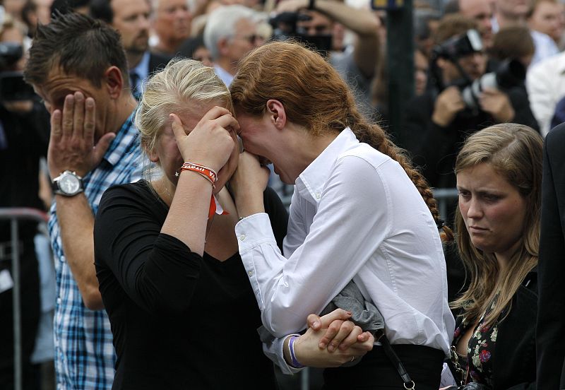 Survivors of a shooting rampage on the Utoeya island break out in tears following a memorial service in the Oslo cathedral