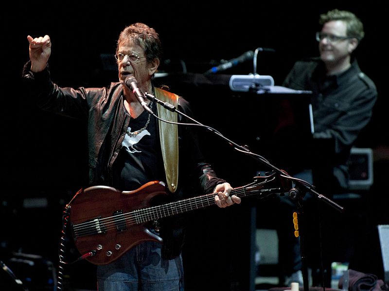 El músico estadounidense Lou Reed actuó en el auditorio romano 'Parco della Musica' el pasado lunes 25. Durante el concierto, el artista homenajeó a la recién fallecida Amy Winehouse.