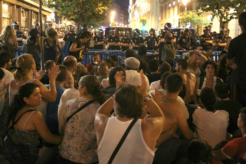 Grupos de indignados se concentran para protestar, en las proximidades de la Puerta del Sol, tras el desalojo de los últimos acampados