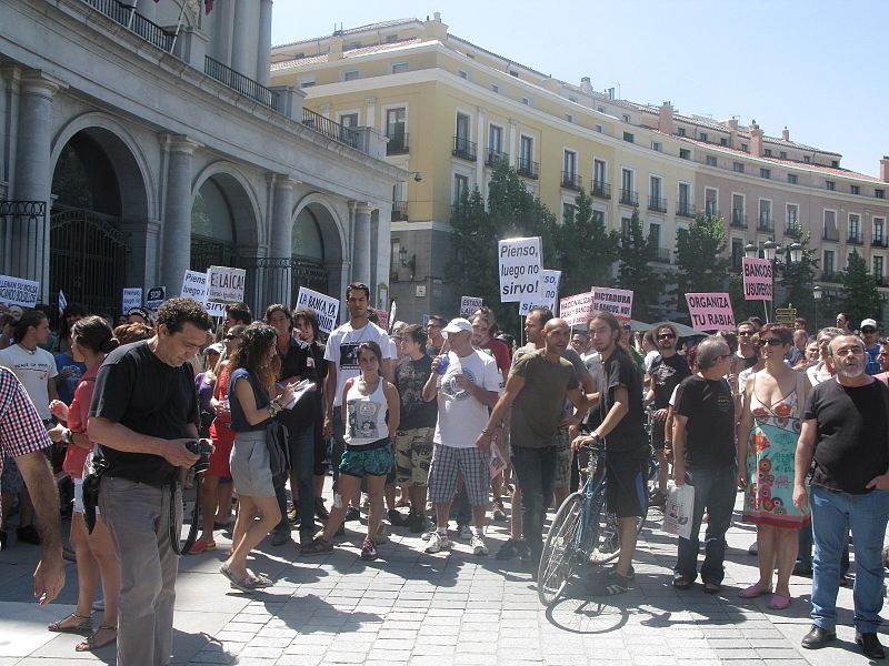 Los 'indignados' han realizado este mediodía una marcha de la Plaza de Oriente a la Puerta del Sol