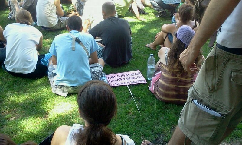 Los indignados han celebrado una asamblea para decidir qué hacer sobre el cierre de Sol