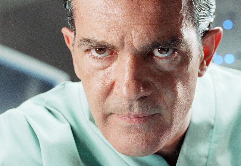 Antonio Banderas es el doctor Robert Ledgard, un eminente cirujano plástico que desarrolla un proyecto revolucionario  a nivel médico pero  moralmente peligroso.