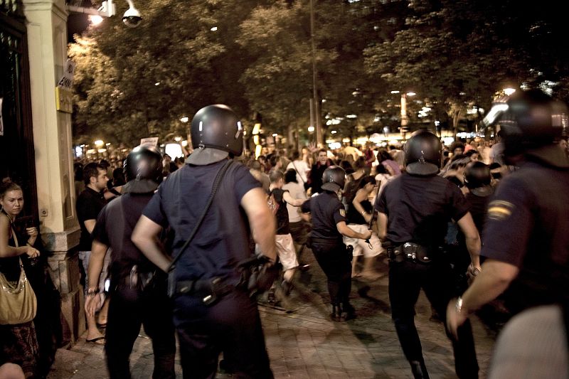 La polícía carga contra los manifestantes a las puertas del ministerio del Interior