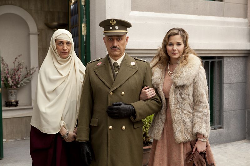 Eugenio Armenteros junto a su hija Cecilia y Amina, la criada