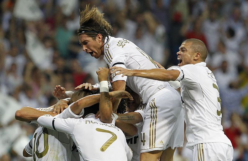 Jugadores del Real Madrid celebran el  primer tanto de Ozïl