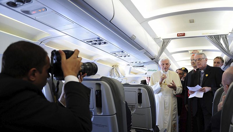 El papa Benedicto XVI se dirige a los periodistas que le acompañan en su viaje a Madrid, donde presidirá la XXVI Jornada Mundial de la Juventud (JMJ)