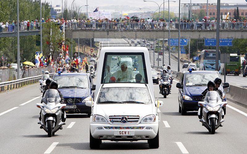 Puentes repletos de peregrinos que saludan al papa