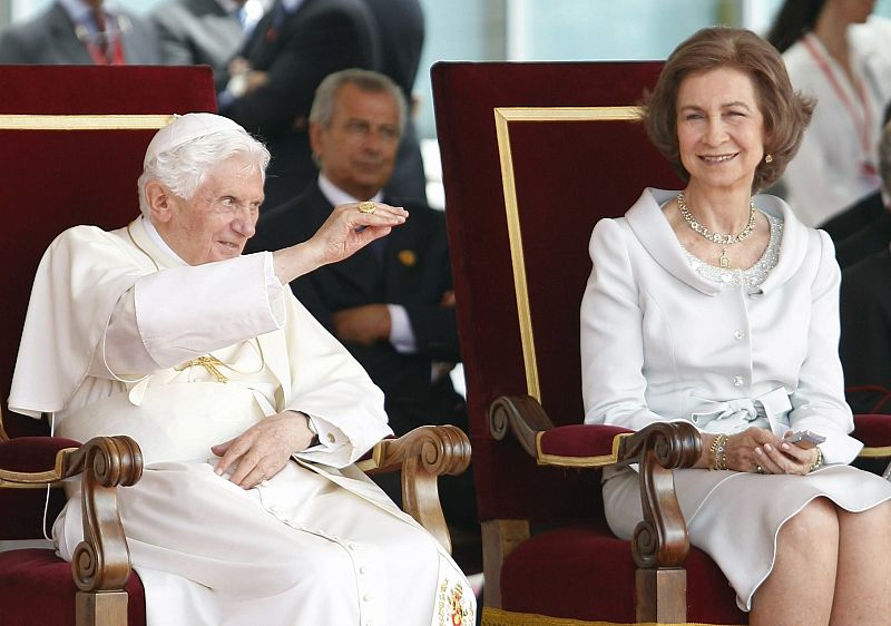 El papa Benedicto XVI saluda en presencia de la reina Sofía
