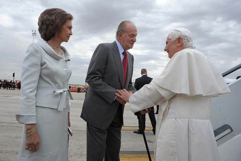 Los reyes don Juan Carlos y doña Sofía dan la bienvenida a Benedicto XVI