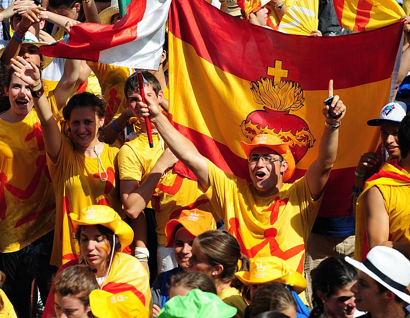 Peregrinos españoles se congregan en Cibeles a la espera de la llegada de Benedicto XVI