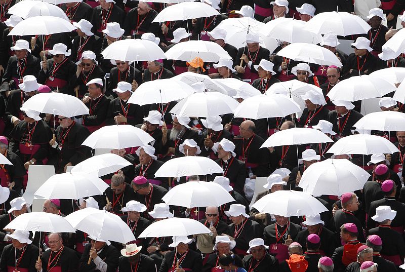 Los obispos se protegen del sol a la espera de la llegada del papa Benedicto XVI