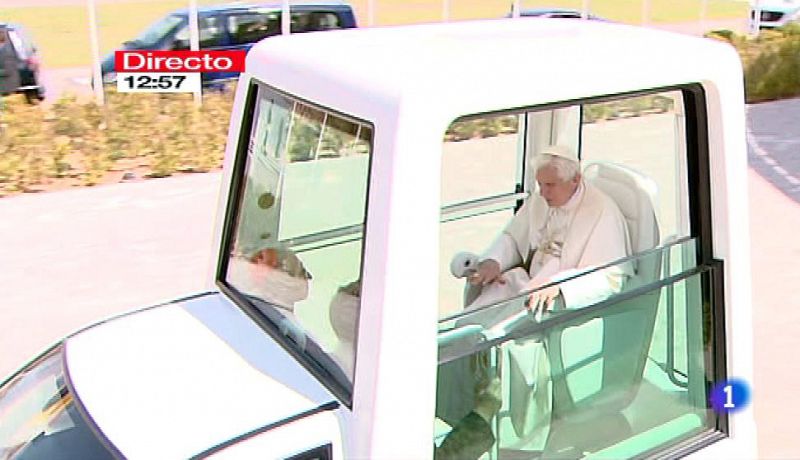 Benedicto XVI sale de la Nunciatura