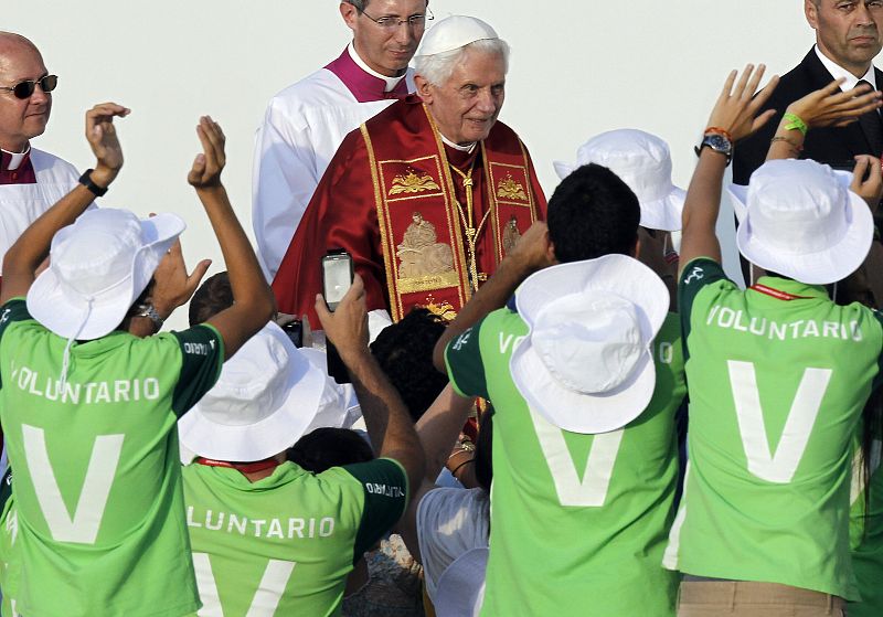 El papa, recibido por voluntarios en Cibeles