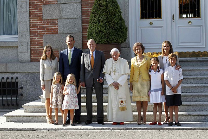 El papa posa en La Zarzuela con los reyes, los príncipes de Asturias y sus hijas, y la infanta Elena y sus hijos