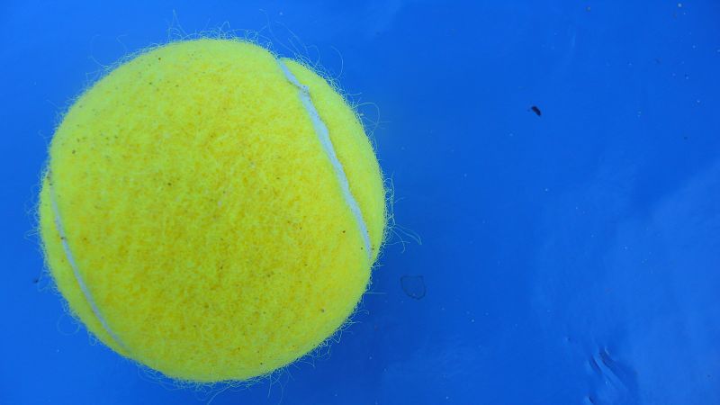 La metamorfosis del verano: sol-pelota tenis.
