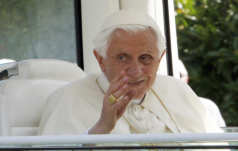 El papa Benedicto XVI saluda a su llegada a San Lorenzo del Escorial